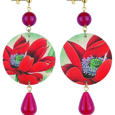 Feiern Sie den Frühling mit von Blumen inspiriertem Schmuck. Die Kreis-Frauen-Ohrring-klassischen roten Blumen-hellen Hintergrund. Hergestellt in Italien