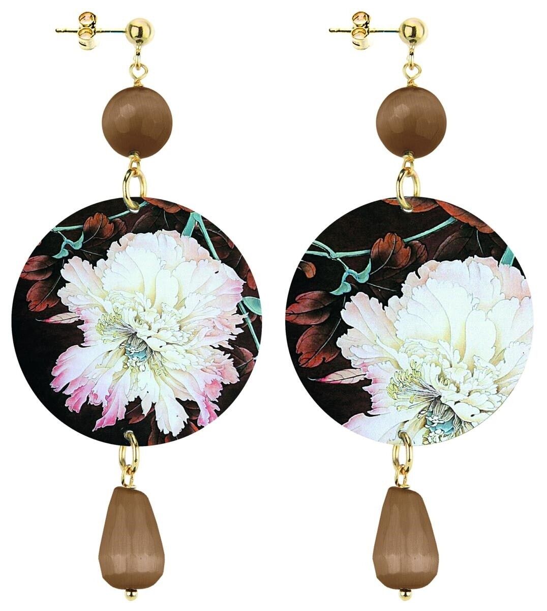 Feiern Sie den Frühling mit von Blumen inspiriertem Schmuck. Der klassische Kreis-Frauen-Ohrring-weiße Blumen-brauner Hintergrund. Hergestellt in Italien