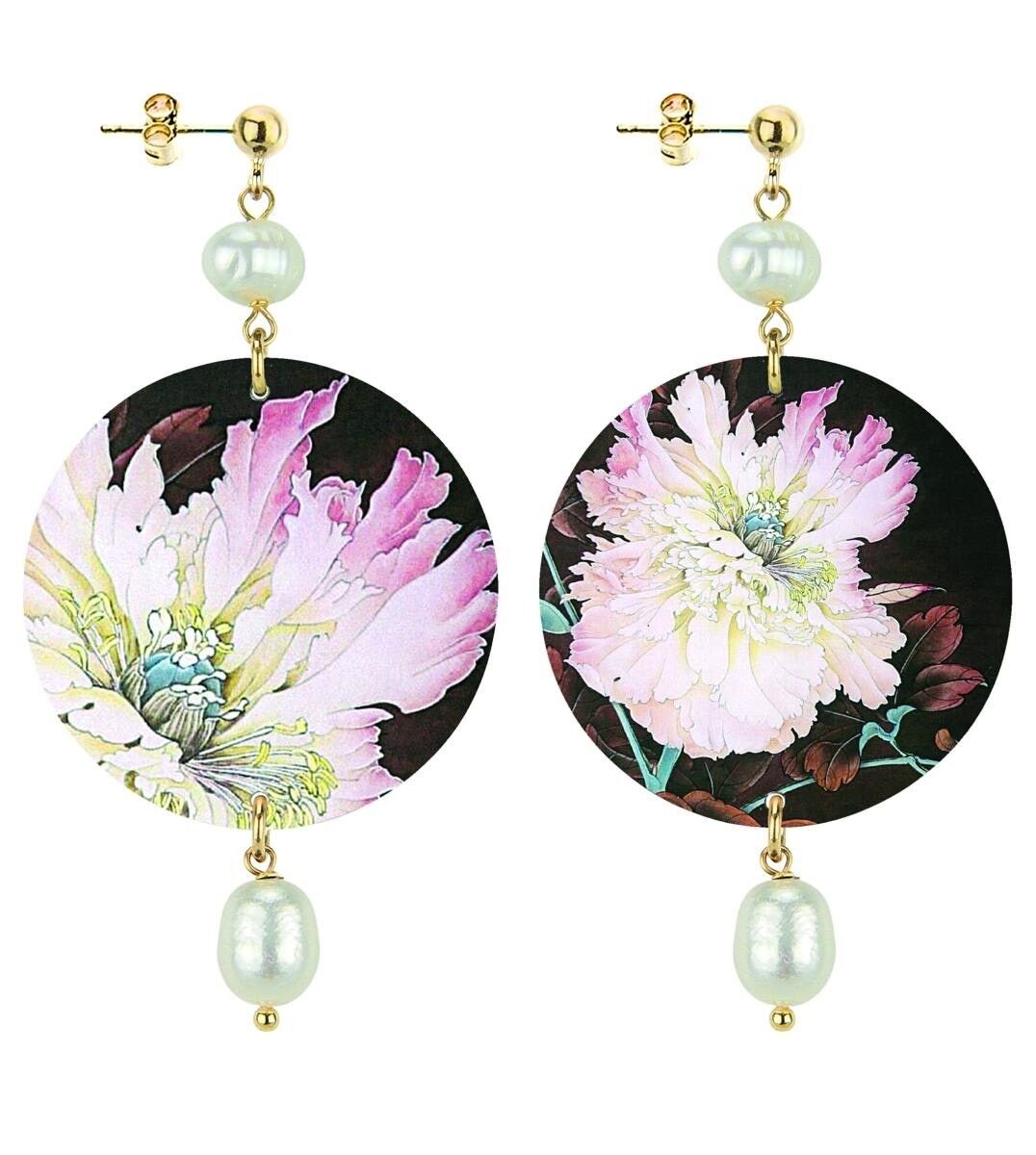 Celebra la primavera con gioielli ispirati ai fiori. Orecchini Donna The Circle Classico Fiore Bianco Fondo Scuro. Made in Italy