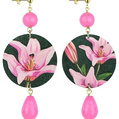 Feiern Sie den Frühling mit von Blumen inspiriertem Schmuck. Die Ohrringe der Kreis-Frauen-klassischer rosa Blumen-dunkler Hintergrund. Hergestellt in Italien