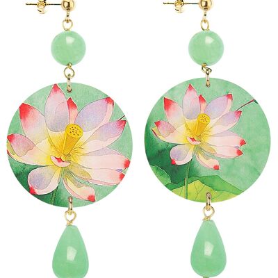 Feiern Sie den Frühling mit von Blumen inspiriertem Schmuck. Die klassischen Kreis-Frauen-Ohrringe weiße Blume und rosa grüner Hintergrund. Hergestellt in Italien