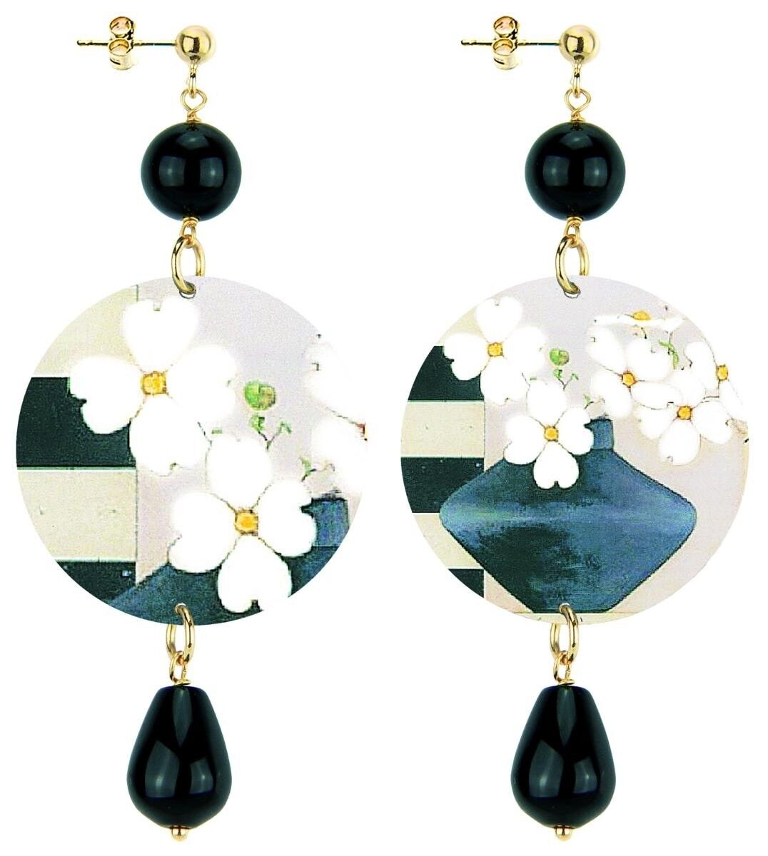 Celebra la primavera con gioielli ispirati ai fiori. Orecchini Donna The Circle Classico Fiori Bianchi Fondo Righe. Made in Italy