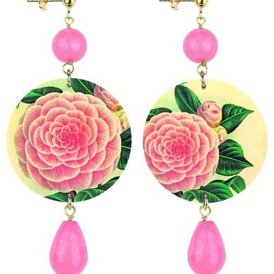Feiern Sie den Frühling mit von Blumen inspiriertem Schmuck. Die klassischen Kreis-Frauen-Ohrringe rosa Blumen-hellen Hintergrund. Hergestellt in Italien