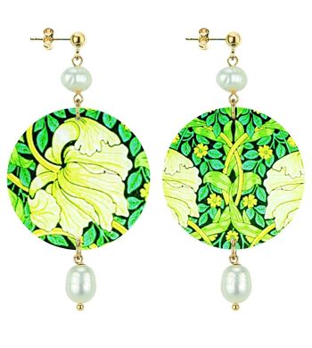 Célébrez le printemps avec des bijoux inspirés des fleurs. Boucles d'Oreilles Femme Cercle Classique Fleur Blanche Fond Vert. Fabriqué en Italie