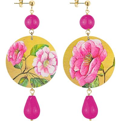 Feiern Sie den Frühling mit von Blumen inspiriertem Schmuck. Die Ohrringe der klassischen Kreis-Frauen rosa und weißer Blumen-heller Hintergrund. Hergestellt in Italien