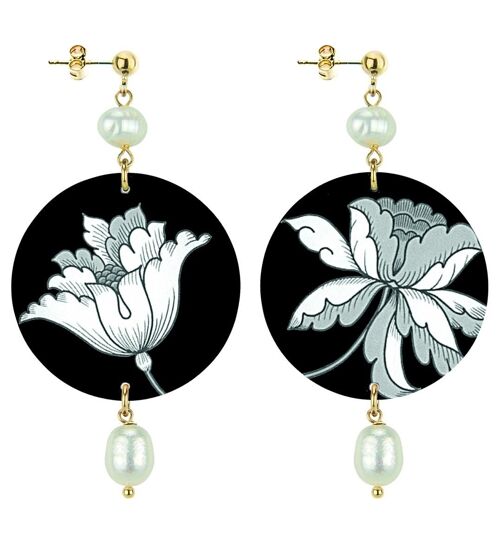 Celebra la primavera con gioielli ispirati ai fiori. Orecchini Donna The Circle Classico Fiore Bianco Fondo Nero. Made in Italy