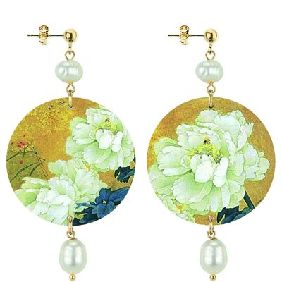 Celebrate spring with flower-inspired jewelry. The Circle Women's Earrings Classic White Flower Gold Background. Made in Italy