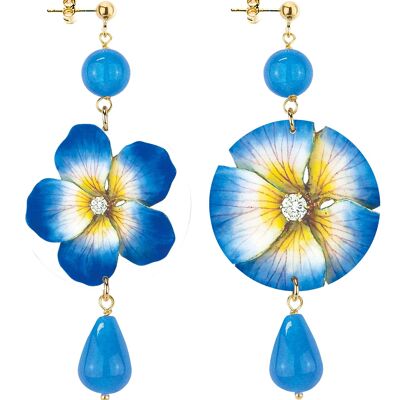 Feiern Sie den Frühling mit von Blumen inspiriertem Schmuck. Die Ohrringe der Kreis-klassischen blauen Blumen-Frauen weißer Hintergrund. Hergestellt in Italien