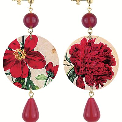 Feiern Sie den Frühling mit von Blumen inspiriertem Schmuck. Die Ohrringe der klassischen Kreis-Frauen-rote Blumen-heller Hintergrund. Hergestellt in Italien