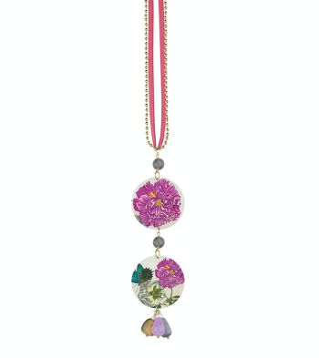 Célébrez le printemps avec des bijoux inspirés des fleurs. Le Collier Spécial Femme Cercle Classique Fleur Violette Fond Clair. Fabriqué en Italie