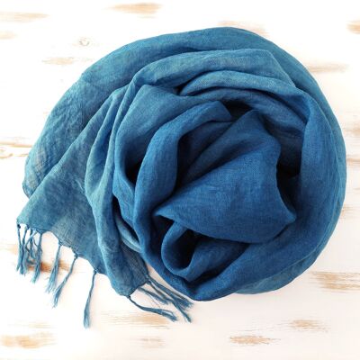 Schal aus 100 % Leinen, handgefärbt mit natürlichem Indigo. Farbverlauf blau.
