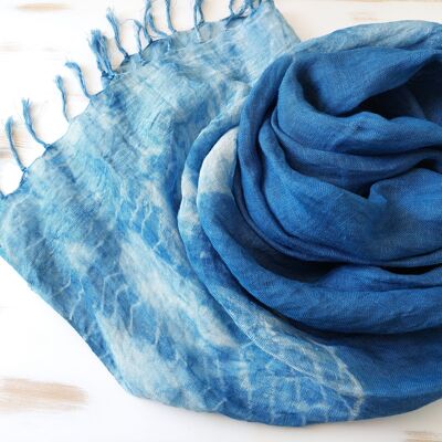 Schal aus 100 % Leinen, handgefärbt mit natürlichem Indigo. Shibori-Design.