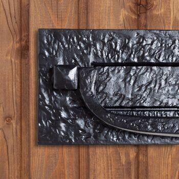 Plaque à lettres antique noire avec heurtoir, 270 x 110 mm, par Hammer & Tongs 7