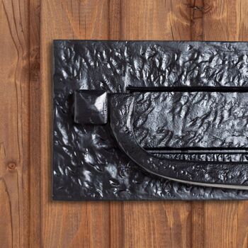 Plaque à lettres antique noire avec heurtoir, 340 x 105 mm, par Hammer & Tongs 7