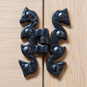 Charnière d'armoire ornée noire de 70 mm - par Hammer & Tongs 3