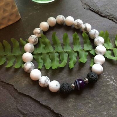 Weißes Howlith, lila Onyx und Lavastein Perlenarmband. Aromatherapie mit ätherischen Ölen