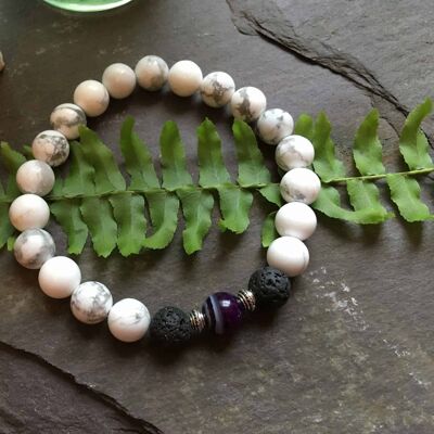 Bracelet de perles en howlite blanc, onyx violet et pierre de lave. Aromathérapie aux huiles essentielles