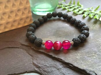 Bracelet en perles d'agate rose avec pierre de lave