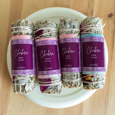Sbavatura di Chakra. Fagottini di incenso alla salvia con rose