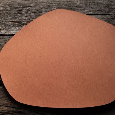 Placemat in an organic shape made of recycled leather 1/0