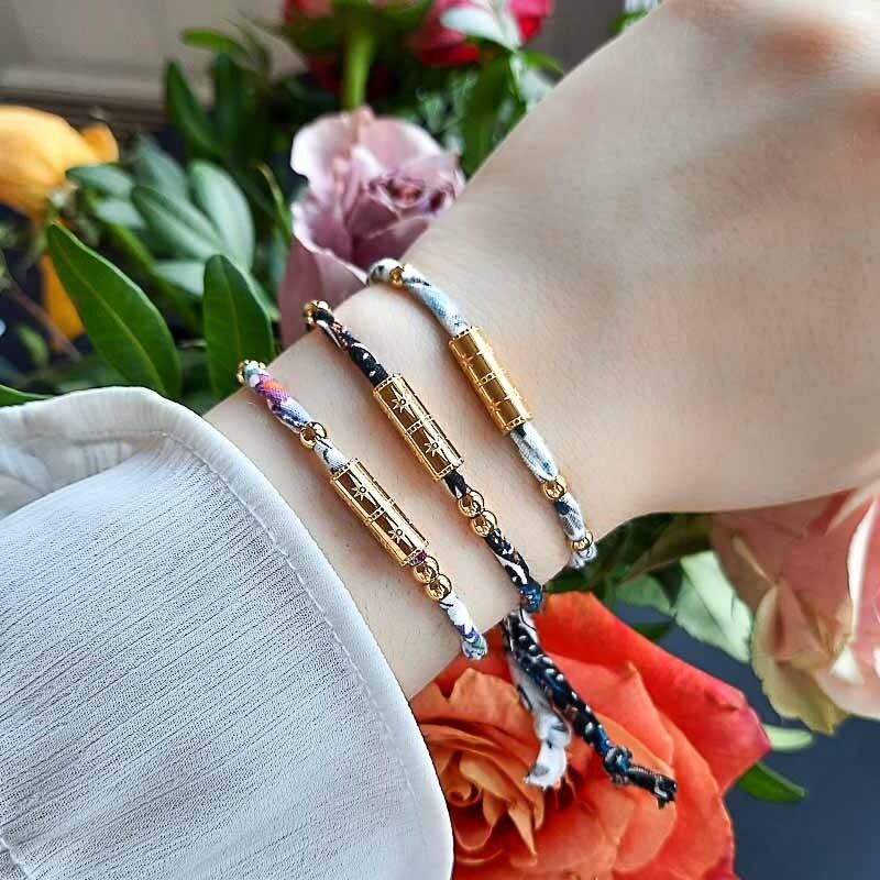 Bracciale scorrevole tubo stella in acciaio con cordino floreale 0222001