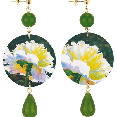 Célébrez le printemps avec des bijoux inspirés des fleurs. Boucles d'Oreilles Femme Cercle Classique Fleur Blanche Fond Vert. Fabriqué en Italie