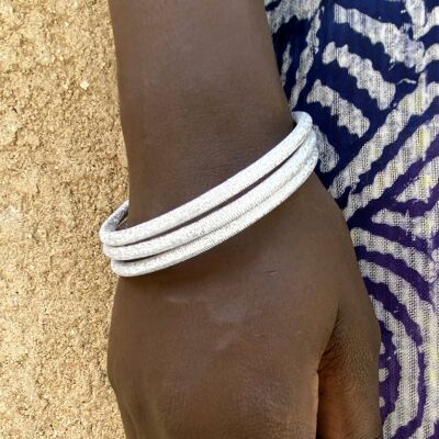 Bracelet argenté, un jonc en tissu brillant argenté