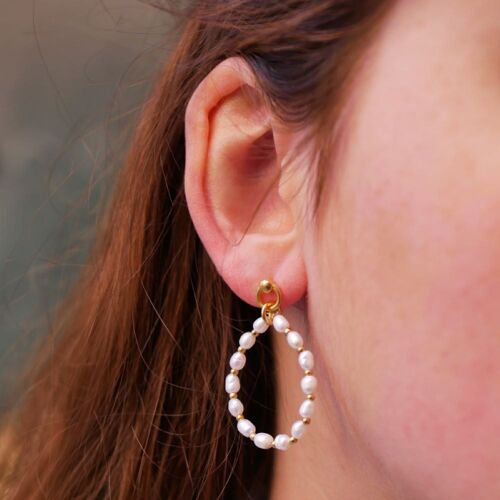 Boucles d'oreilles dorées en perles d'eau douce