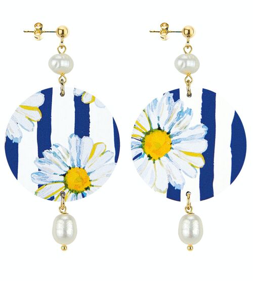 Celebra la primavera con gioielli ispirati ai fiori. Orecchini Donna The Circle Classico Fiore Bianco Fondo Righe Blu e Bianco Made in Italy