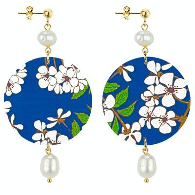 Celebrate spring with flower-inspired jewelry. The Circle Classic Women's Earrings White Flowers Blue Background. Made in Italy