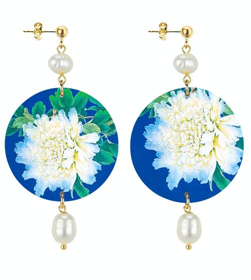 Celebra la primavera con gioielli ispirati ai fiori. Orecchini Donna The Circle Classico Fiore Bianco Fondo Blu. Made in Italy