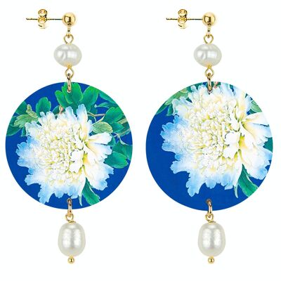 Celebrate spring with flower-inspired jewelry. The Circle Classic Women's Earrings White Flower Blue Background. Made in Italy