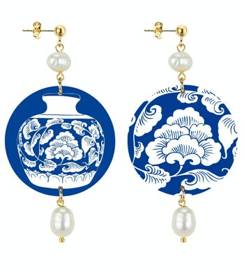 Célébrez le printemps avec des bijoux inspirés des fleurs. Boucles d'Oreilles Femme The Circle Classic Vase Blanc Fond Bleu Made in Italy