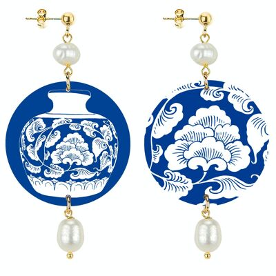 Celebrate spring with flower-inspired jewelry. The Circle Classic Woman Earrings White Vase Blue Background. Made in Italy