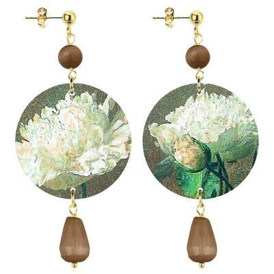 Célébrez le printemps avec des bijoux inspirés des fleurs. Boucles d'Oreilles Femme Le Cercle Petite Fleur Blanche Fond Marron. Fabriqué en Italie