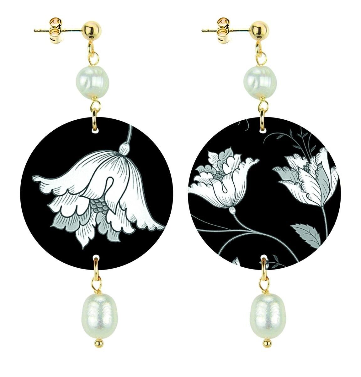 Celebra la primavera con gioielli ispirati ai fiori.Orecchini Donna The Circle Piccolo Fiore Bianco Fondo Nero. Made in Italy
