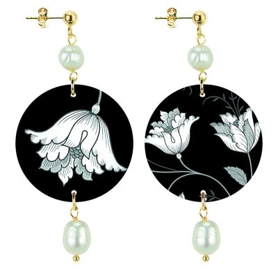 Celebrate spring with jewels inspired by flowers.The Circle Women's Earrings Small White Flower on a Black Background. Made in Italy