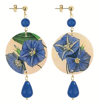 Célébrez le printemps avec des bijoux inspirés des fleurs. Boucles d'Oreilles Femme Cercle Petite Fleur Bleue Fond Clair. Fabriqué en Italie