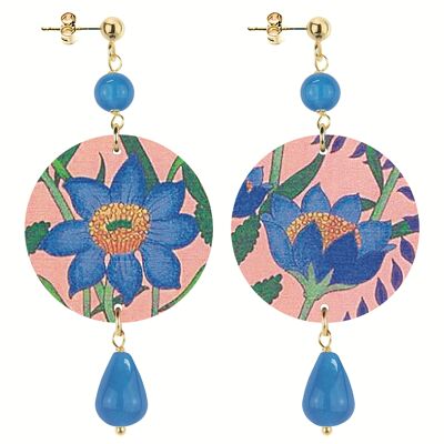 Feiern Sie den Frühling mit von Blumen inspiriertem Schmuck. Die Ohrringe der Kreis-Frauen kleine blaue Blume rosa Hintergrund. Hergestellt in Italien