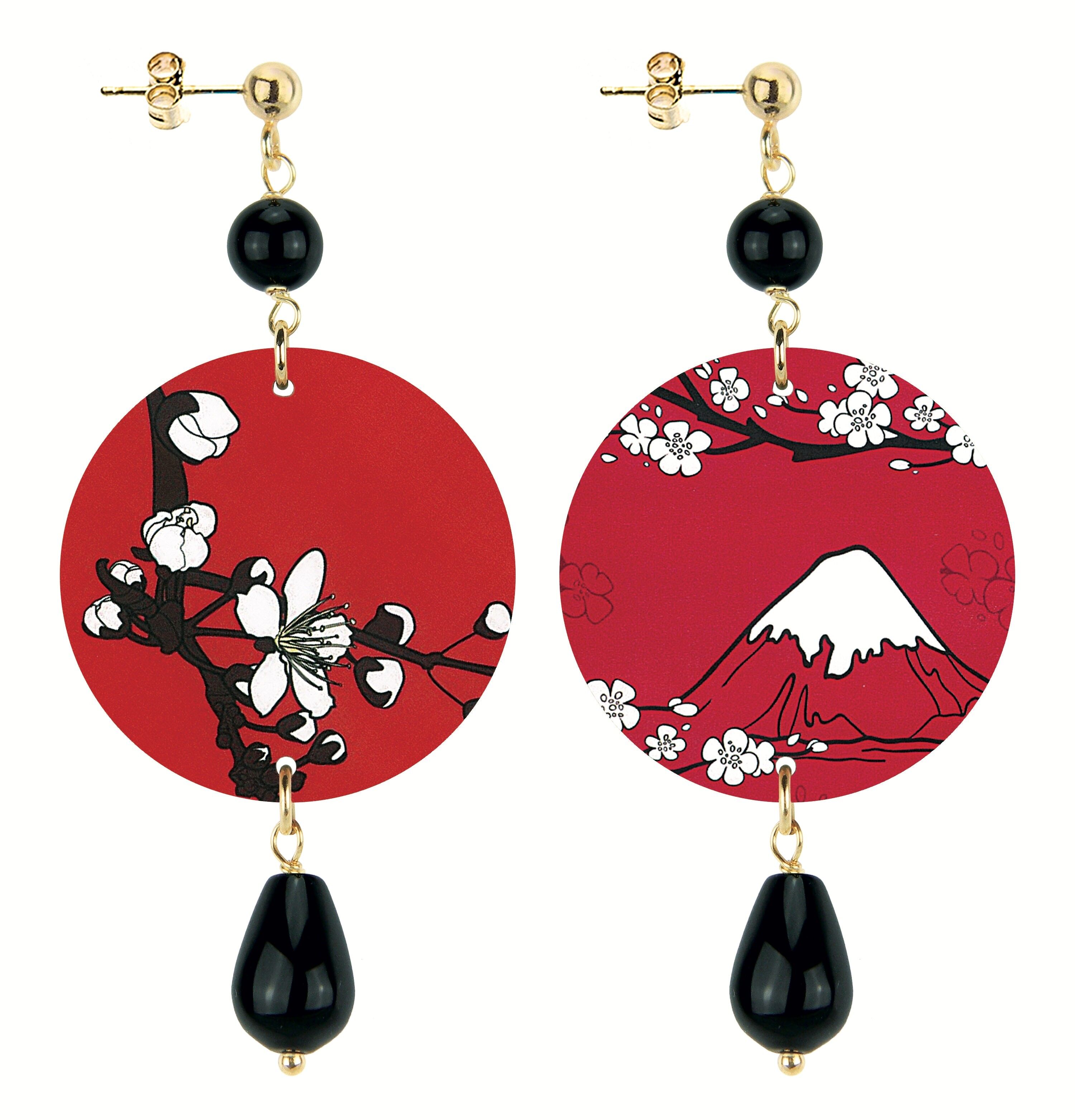 Celebre la primavera con joyas inspiradas en flores. Pendientes de Mujer El Circulo Rama Pequeña en Flor Fondo Rojo. Hecho en Italia