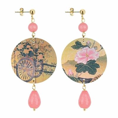 Feiern Sie den Frühling mit von Blumen inspiriertem Schmuck. Die Ohrringe der kleinen Kreis-Frauen rosa Blumen-Goldhintergrund. Hergestellt in Italien