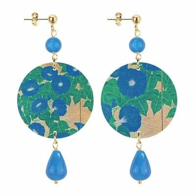 Celebrate spring with flower-inspired jewelry. Women's Earrings The Circle Small Blue Flowers Gold Background. Made in Italy
