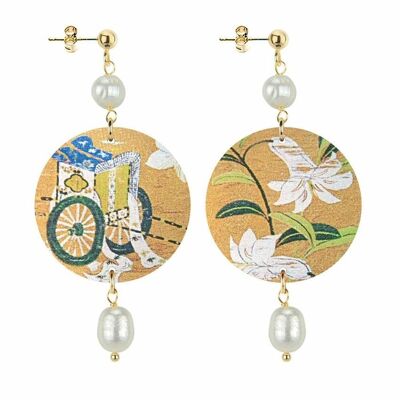Celebrate spring with flower-inspired jewelry. Women's Earrings The Small Circle White Flowers Gold Background. Made in Italy