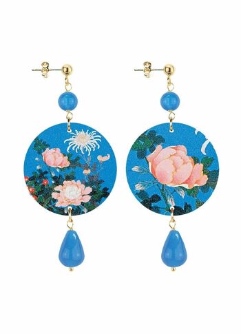 Célébrez le printemps avec des bijoux inspirés des fleurs. Boucles d'Oreilles Femme Petit Cercle Fleurs Roses Fond Bleu. Fabriqué en Italie