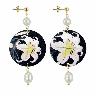 Celebra la primavera con gioielli ispirati ai fiori. Orecchini Donna The Circle Piccolo Fiore Bianco Fondo Scuro. Made in Italy