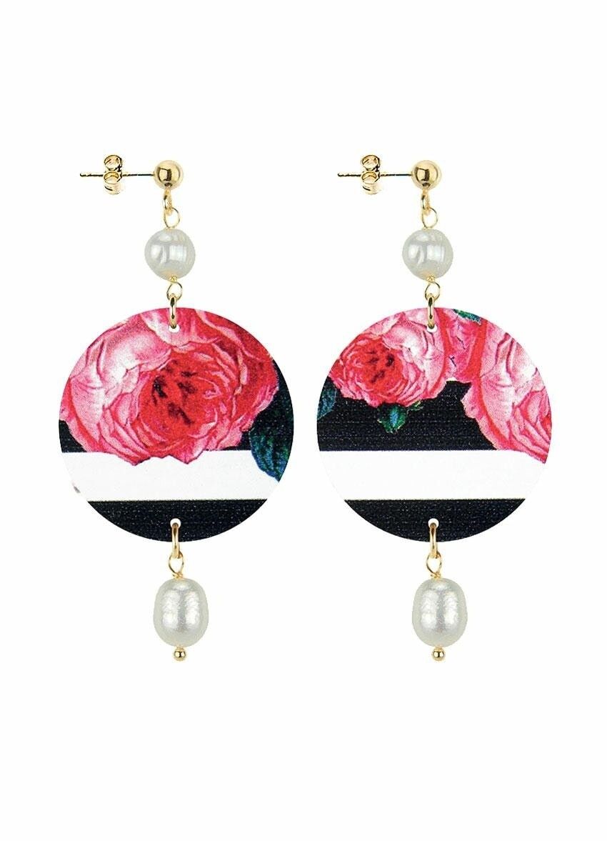 Celebra la primavera con gioielli ispirati ai fiori. Orecchini Donna The Circle Piccolo Fiore Rosa Fondo Righe. Made in Italy