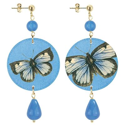 Feiern Sie den Frühling mit von der Natur inspiriertem Schmuck. Die Ohrringe der Kreis-kleinen Schmetterlings-Frauen blauer Hintergrund. Hergestellt in Italien