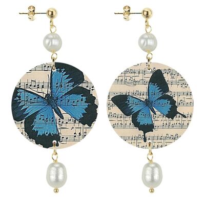 Feiern Sie den Frühling mit von der Natur inspiriertem Schmuck. Die Kreis-Frauen-Ohrringe kleiner blauer Schmetterlings-heller Hintergrund. Hergestellt in Italien