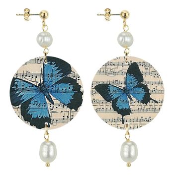 Célébrez le printemps avec des bijoux inspirés de la nature. Boucles d'Oreilles Femme Cercle Petit Papillon Bleu Fond Clair. Fabriqué en Italie