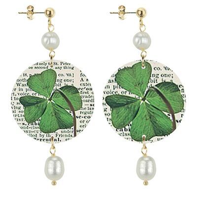 Célébrez le printemps avec des bijoux inspirés de la nature. Boucles d'Oreilles Femme Le Cercle Petit Trèfle à Quatre Feuilles Fond Clair. Fabriqué en Italie